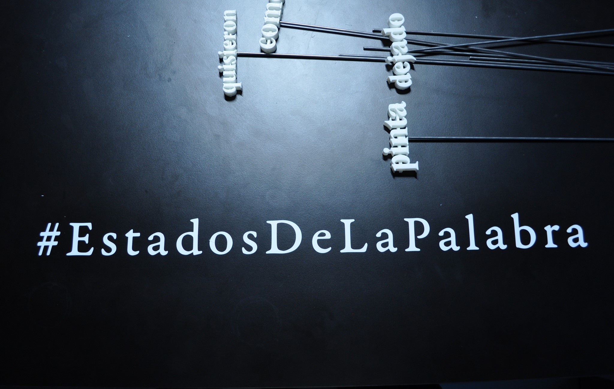 Grabación láser sobre pieza de madera e imágen de la app móvilde control