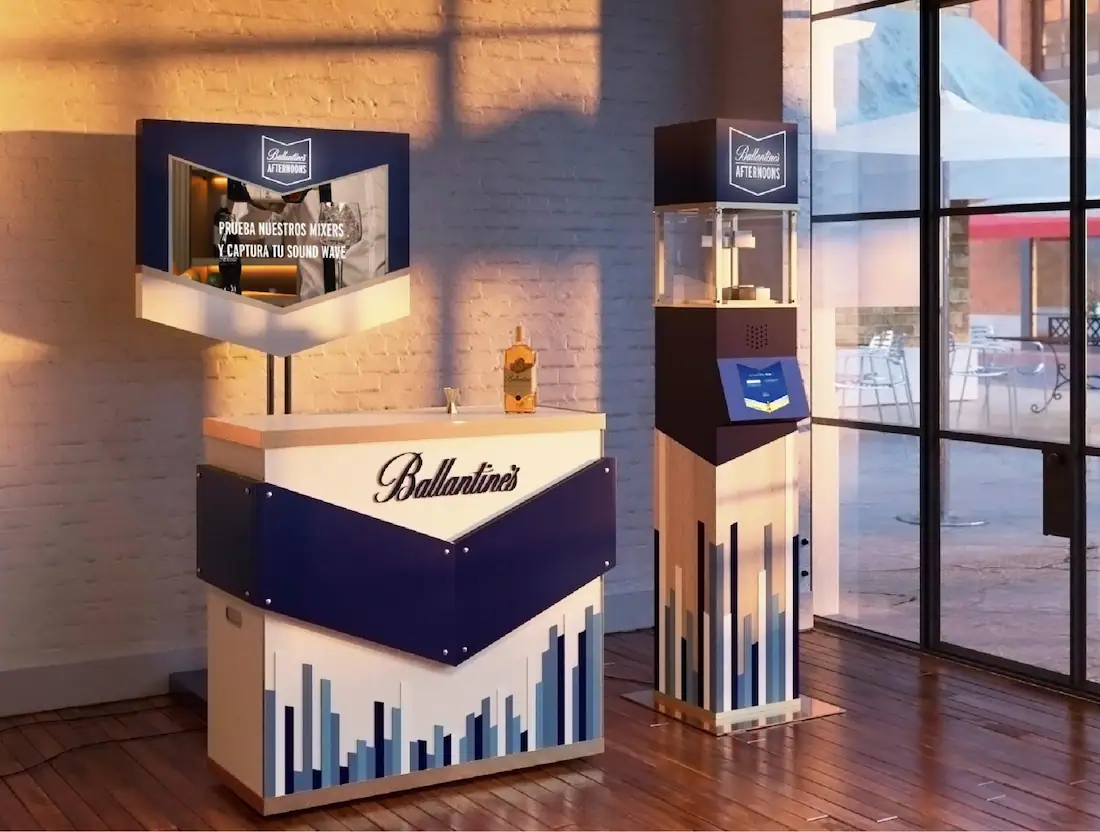 Barra de bar y grabadora láser para evento corporativo de Ballantines