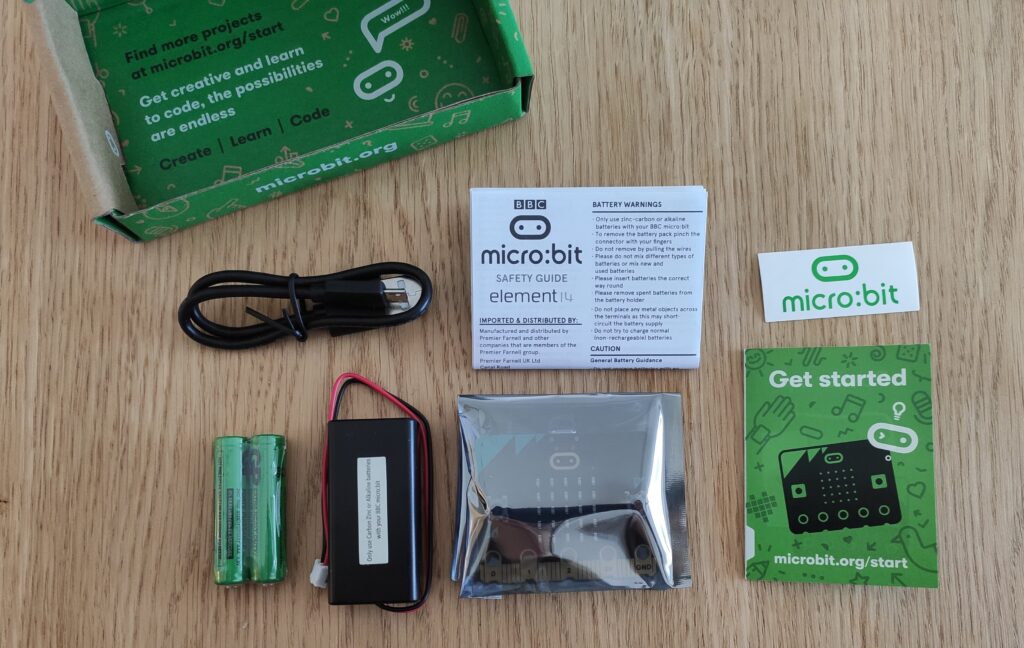 Kit micro:bit GO con microbit, portapilas con pilas AA, cable e instrucciones y primeros pasos