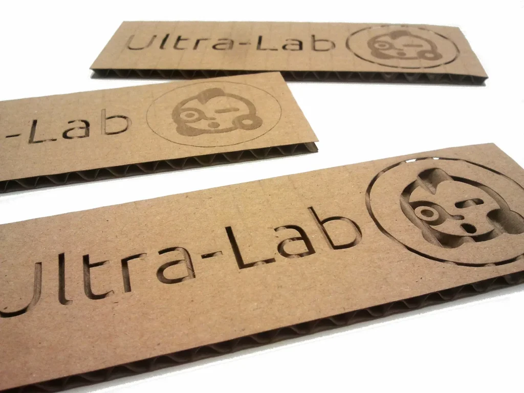 Logo de Ultra-lab grabado sobre cartón de doble capa