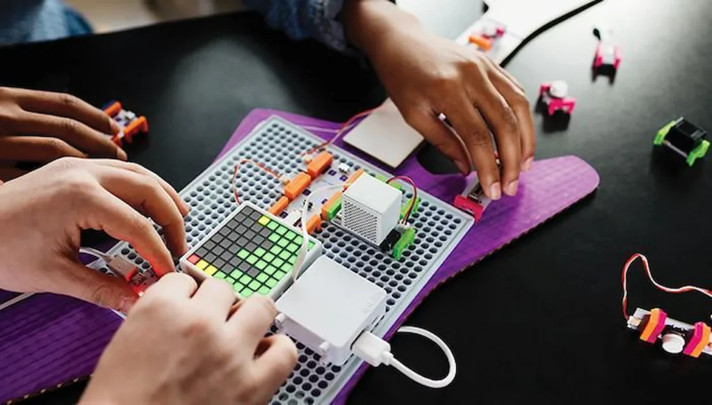 Niños jugando con littlebits music